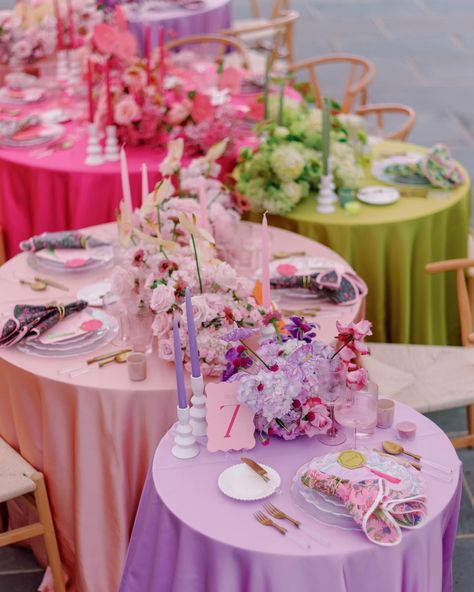 Rainbow wedding surprise!🌈 Our jaws hit the floor when we saw this GORGEOUS wedding set up, with all of its bright, vibrant hues! Plus, we loveee how each color table is coordinated with it’s own unique patterned napkin!✨ Featuring: The Giselle: Pink + Floral Scalloped Cotton Napkin The Abigail: Emerald Green + Pink Scalloped Cotton Napkin The Flora: Spring Green + Blue Floral Cotton Napkin The Ivy: Punch Pink + Blue Floral Scalloped Cotton Napkin Planning & Design: @srs_events Florals: @lo... Wedding Reception Round Tables, Green Pink Wedding, Giselle Pink, Wedding Surprise, Punch Pink, Color Table, Hit The Floor, Table Overlays, Creative Planner