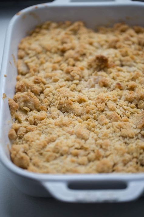 baked apple crisp in a white baking dish Apple Crisp Without Oats, Apple Crisp Pie, Best Apple Crisp Recipe, Apple Crisp Cheesecake, Healthy Apple Crisp, Best Apple Crisp, Easy Apple Crisp Recipe, Apple Crisp Recipe, Apple Dessert Recipes