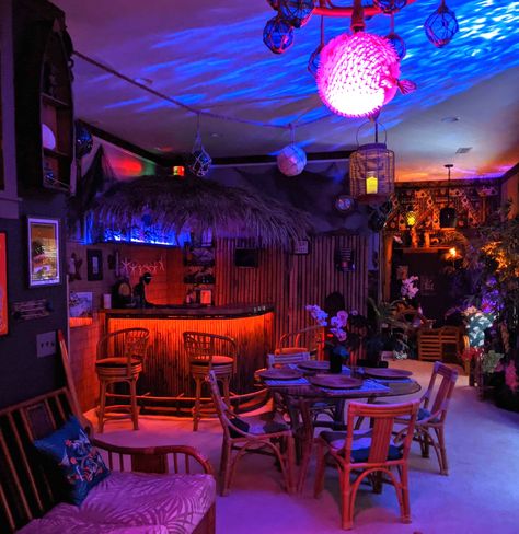 Mini Tiki Bar, Basement Sports Bar, Outdoor Barbecue Area, Home Tiki Bar, Tiki Theme, Surf Room Decor, Tiki Man, Hippie House, Surf Room