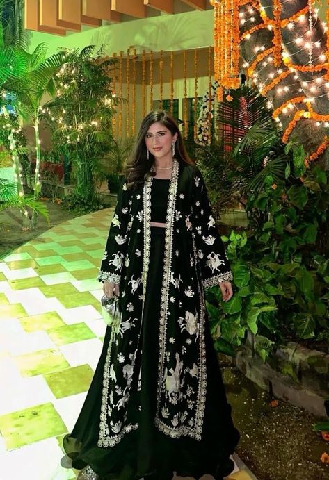 Long Shirt Outfits For Wedding, Pakistani Gown Designs, Wedding Dresses Simple Pakistani, Barat Dress Ideas, Black Eid Dress, Velvet Suit Designs Pakistani, Velvet Long Shirt, Shadi Outfits, Barat Dress