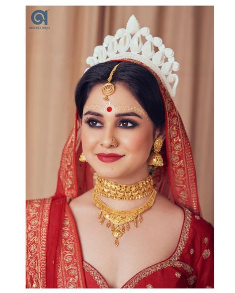 Bengali Bride Blouse Designs, Bengali Bride Saree, Latest Bengali Bridal Look, How To Drape Bengali Style Saree, Bengali Bride Makeup, Bengali Bride Simple Look, Bridal Makeup Images Indian, Alta Design Bengali Bride, Bengali Bride Bengali Bride Reception Look