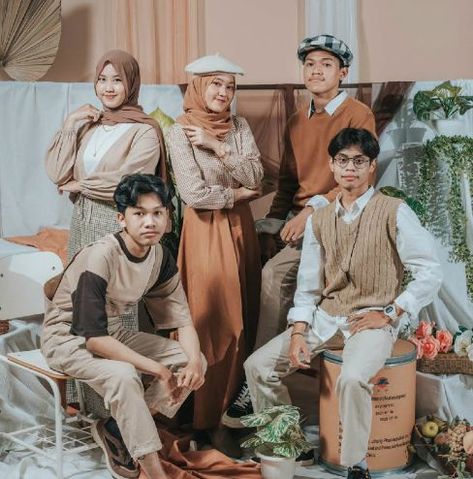 Earth Toned Outfits, Dark Academia Photo, Photo Yearbook, Yearbook Photoshoot, Group Photo Poses, Outfit Ideas Vintage, Group Picture Poses, Group Poses, Spring Photoshoot