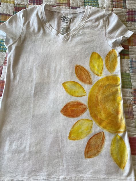 Decorated Tshirts Ideas, Diy White Shirt Paint, Fabric Paint Shirt Ideas Easy Diy, Hand Painted T Shirts Ideas, Easy T Shirt Painting Ideas, White Shirt Painting Ideas, Paint Tshirt Ideas, Pintar Camisetas Ideas, Shirt Painting Design