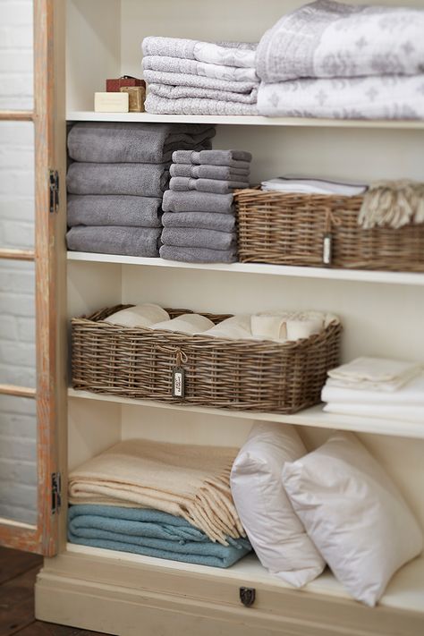 How to organize a linen closet.Ideal to have in each room, so that if it's a guest room there are extra blankets, pillows etc. for guest. Ideas Para Organizar Ropa, Organized Linen Closet, Organizing Linens, Linen Cupboard, Linen Closet Organization, Organizing Ideas, Linen Closet, Closet Storage, Apartment Living