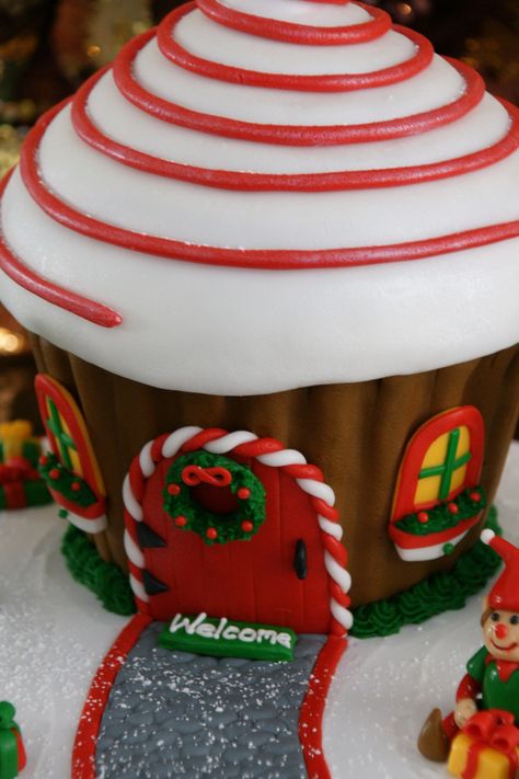 Winter Torte, Kitty Cupcakes, Giant Cupcake Cakes, Big Cupcake, Christmas Cake Designs, Giant Cupcake, Christmas Cupcake, Wilton Cake Decorating, Xmas Cake