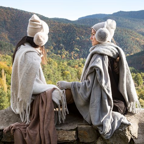 Este invierno encontrarás los accesorios más calentitos para plantarle cara al frío: bufandas xxl, gorros, guantes, orejeras, calcetines... ¡Nosotrxs no podemos elegir solo uno! Moccasins, Textiles