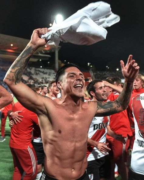 173 mil Me gusta, 1,510 comentarios - River Plate (@riverplate) en Instagram: "Yo vengo por la camiseta. 🎶 #CumpleañosMillonario 🎂" Enzo Perez, River Plate, Carp, Soccer, Concert, Football