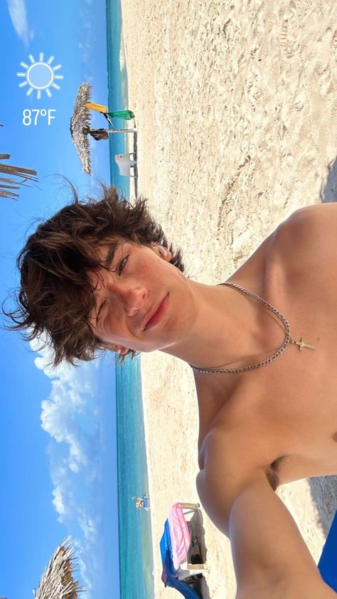 Boy With Freckles Aesthetic, Handsome Teenage Boys, Beach Boy Hair, White Boy Aesthetic, Guys At The Beach, Cute Boys Curls, Surfer Boys Style, Beach Boy Aesthetic, Brazilian Guys