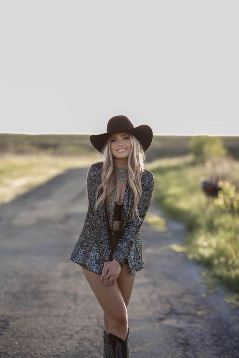 Western Outfits Women For Pictures, Western Influencer Photography, Western Fashion Photography, Western Photo Shoot Outfit, Senior Picture Ideas Western Outfits, Western Outfits Women Photoshoot, Western Glam Photoshoot, Cute Country Photoshoot Ideas, Senior Western Photoshoot