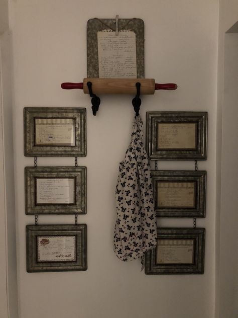 Farmhouse Wall Art Collage, Upcycling, Ways To Display Recipes, Old Cookbooks Display, Grandma Recipe Display, Framed Family Recipes, Recipe Wall Decor, Recipe Decoration Wall, Rolling Pin Wall Display