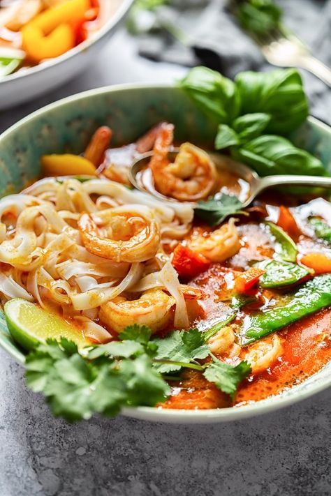 Thai Red Curry with Prawns and Snow Peas Thai Prawn Recipes, Thai Prawn Curry, Easy Thai Red Curry, Vikalinka Recipes, Red Curry Shrimp, Thai Flavors, Food Thai, Shrimp Noodles, Lime Cookies