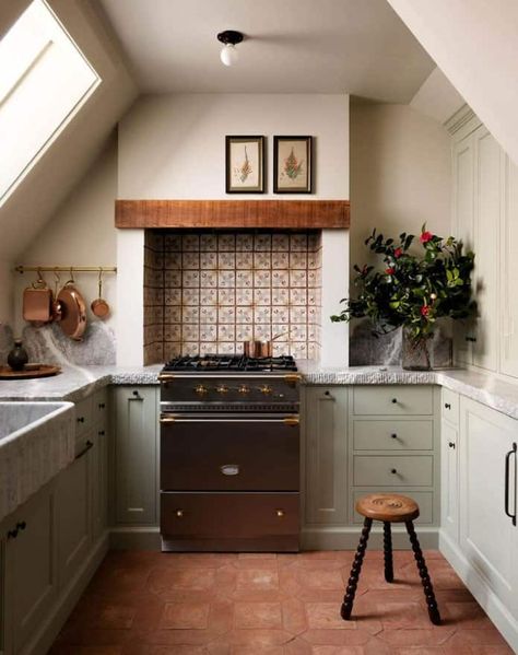 Inspiring Interior Design - The Honeycomb Home Kitchen With Terracotta Floor, Terracotta Kitchen, Terracotta Floors, Devol Kitchens, House Vibes, U Shaped Kitchen, Green Cabinets, Italian Kitchen, Kitchen Trends