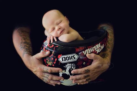 Dirtbike helmet baby photo Nouveau Ne, Motocross Photography, Motorcycle For Women, Motorcycle Baby, Baby Helmet, Baby Boy Newborn Photography, Newborn Photography Boy, Baby Pictures Newborn, Mommy Time