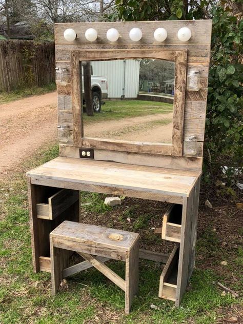 Rustic Home Decor Curtains, Rustic Vanity Bedroom, Outdoor Theme Bedroom For Adults, Farmhouse Bathroom Makeup Vanity, Diy Farmhouse Makeup Vanity, 4h Wood Working Projects, Pallet Wood Vanity, Diy Pallet Vanity How To Build, Easy Diy Ideas For The Home Craft Projects