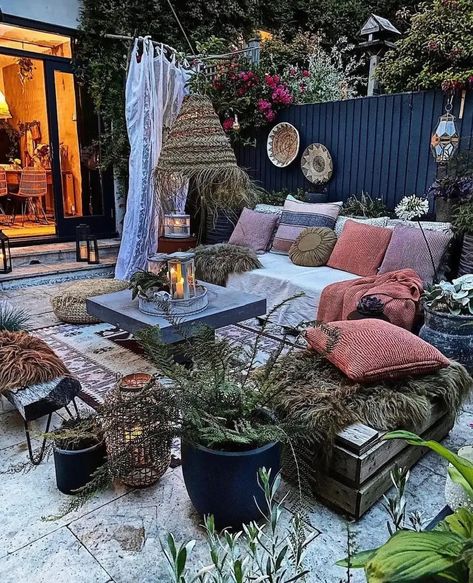 Bohemian Outdoor Spaces, Contemporary Garden Furniture, Kitchen Outside, Moroccan Garden, Boho Backyard, Outdoor Evening, Bohemian Outdoor, Boho Patio, Outdoor Entertaining Spaces