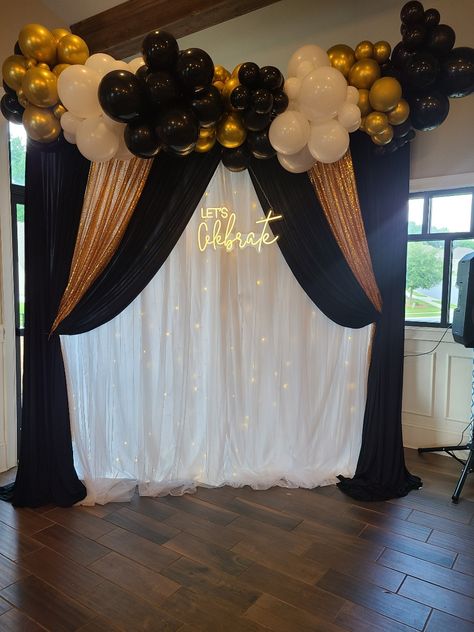 Gold Party Decorations Diy, Graduation Party Ideas For Guys, Prom Party Ideas, Farewell Decorations, Gold Graduation Decorations, Prom Backdrops, Handmade Halloween Decorations, Unique Wreaths, Gatsby Party Decorations