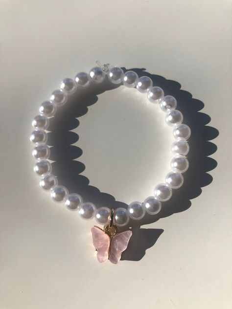 White pearl bracelet with a pink butterfly Beads Breclate Ideas, White Bead Bracelet Ideas, Charms For Bracelet, Bracelet With Beads Ideas, Diy Bracelets Design, Bracelet From Beads, Idea For Bracelet, Cute Pearl Bracelet Ideas, Pearl Bracelets Ideas