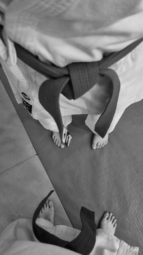 #katate Jujitsu Aesthetic, Karate Aesthetic, Brown Lifestyle, Karate Photos, Karate Picture, Bjj Wallpaper, Karate Quotes, Boxer Aesthetic, Jiu Jitsu Girls