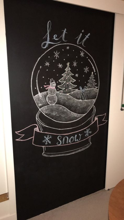 Chalk Winter Art, Xmas Chalkboard Ideas, January Chalkboard Art, Christmas Chalkboard Art Ideas Easy, Christmas Whiteboard, Christmas Blackboard, Christmas Chalkboard Ideas, Chalk Wall Art, Christmas Chalk