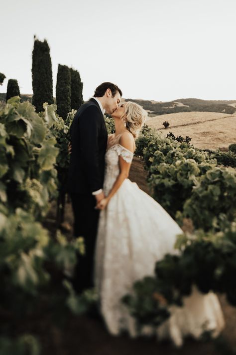 Winery Wedding Picture Ideas, Winery Wedding Photo Ideas, Vineyard Wedding Pictures, Winery Wedding Pictures, Vineyard Wedding Photoshoot, Vineyard Wedding Photo Ideas, Tuscany Wedding Photoshoot, Winery Wedding Photography, Wedding Photography Vineyard