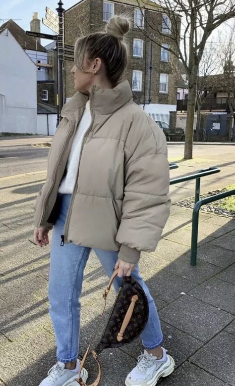 Beige Puffer Coat Outfit, Short Puffer Jacket Outfit, Beige Puffer Jacket Outfit, Beige Jacket Outfit, Beige Puffer Jacket, Puffer Jacket Outfits, Beige Puffer, Winter Date Night Outfits, Puffer Jacket Outfit