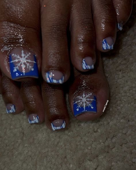 White Christmas Toe Nails, Christmas Toenail Ideas, Christmas Acrylic Toe Nails, Halloween Acrylic Toes, Overlay Christmas Nails, Christmas Toe Designs, Christmas Acrylic Toes, Snowflake Toenails, Christmas Nails And Toes