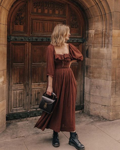 Sarah Mantelin, Brown Aesthetic Outfit, Dark Brown Dress, Academia Outfits, Cottagecore Outfits, Vintage Fall, Moda Vintage, Mode Inspo, Look Vintage