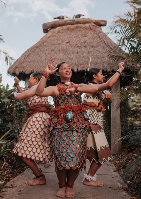 Tongan Culture Clothing, Tongan Dance Costume, Polynesian Clothing Traditional, Tongan Culture Aesthetic, Fiji Culture Aesthetic, Ancient Polynesian Clothing, Tongan Tauolunga Costume, Kiekie Tonga, Tonga Aesthetic