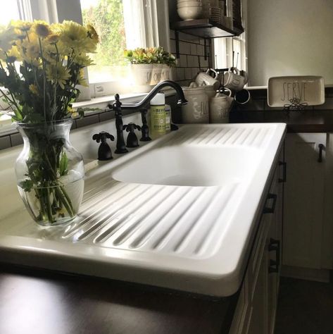 Vintage Kitchen Sinks With Drainboard, Farmhouse Sink Vintage, Kitchen Sink With Drying Area, Kitchen With Drainboard Sink, Kitchen Sink With Built In Dish Drainer, Enamel Sink Kitchen, Washboard Sink Kitchen, Cabin Sink Ideas, Vintage Farmhouse Sink With Drainboard