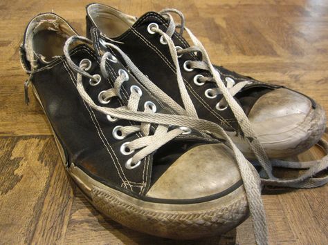 OMG...who was in my closet...and STOLE MY SNEAKERS???? LOL.  I'm not kidding..I have a pair just like these...lol. Old Converse, Chuck Taylor Shoes, Converse Trainers, All Stars Converse, Old Shoes, Shoe Art, Converse Sneakers, Converse Chuck Taylor High, Converse All Star