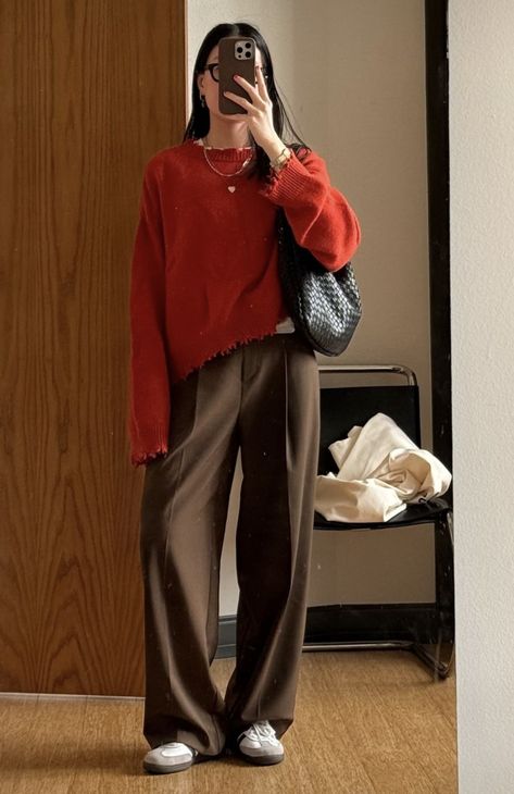 Red Sweater Outfit, Modesty Outfits, Look Formal, Uni Outfits, Easy Trendy Outfits, Brown Pants, Red Sweater, 가을 패션, Outfit Inspo Fall