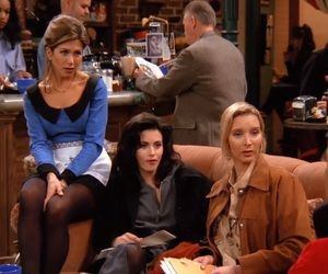 friends, 90s, and monica geller εικόνα Friends 90s, Rachel Monica Phoebe, Emily Ratajkowski Outfits, Rachel Green Friends, How Met Your Mother, Rachel Green Style, Lisa Kudrow, Aries Astrology, Friends Episodes