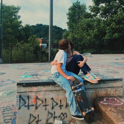 Skater Bf Aesthetic, Skater Boyfriend Aesthetic, Skater Relationship, Hot Grunge Couple, Skater Couple Aesthetic, Skater Bf, Skater Boyfriend, Skateboard Couple, Skater Couple