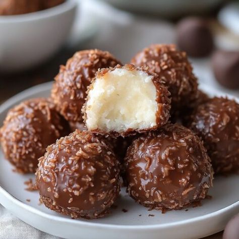 Mounds Balls, Coconut Chocolate Balls, Board Meals, Coconut Delight, Nuts Recipes, Coconut Bites, Almond Smoothie, Easy Candy, Coconut Balls