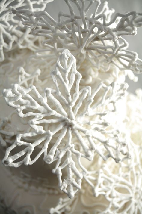 Snowflake Shaped Cake, Snowflake Cake Topper, Winter Wedding Cake Snowflakes, Snowflake Wedding Theme, Snowflake Wedding Hairpiece, Snowflake Wedding Cake, Snowflake Ice Sculpture, Mango Mojito, Dummy Cake