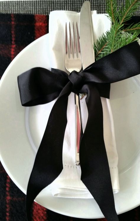 Black grosgrain Bow & White Linen More Home Accessories Ideas, Black White Christmas, Vintage Home Accessories, Tafel Decor, Christmas Tablescape, Ideas Vintage, Accessories Ideas, Christmas Table Settings, Black Christmas