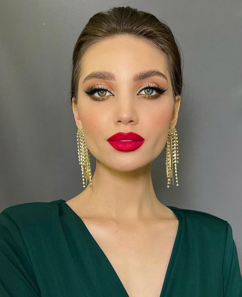 Makeup 😍 All Makeup Products, Green Dress Makeup, Catwalk Makeup, Red Lipstick Looks, Bump Hairstyles, Wedding Guest Makeup, Makeup Tutorial Eyeliner, Red Lip Makeup, Green Makeup