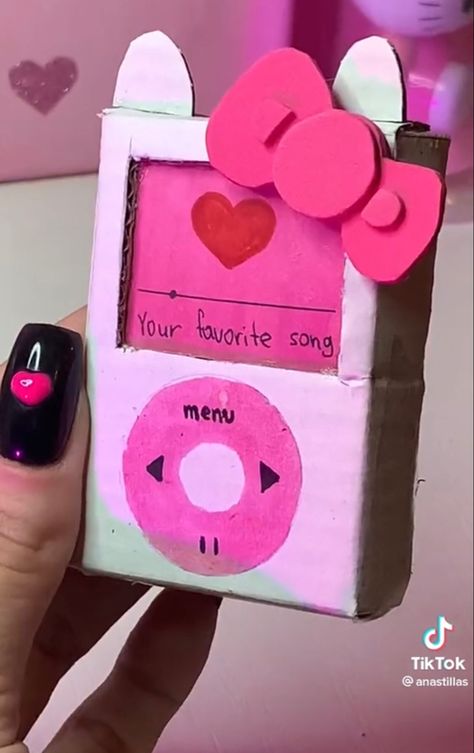 Valentines Diy Gift Ideas For Boyfriend, Craft Hello Kitty, Sanrio Diy Gift, Hello Kitty Diy Crafts Ideas Easy, Paper Crafts Hello Kitty, Diy Hello Kitty Crafts Paper, Hello Kitty Things To Make, Hello Kitty Crafts Diy, Cardboard Crafts Sanrio