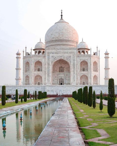 In order to better experience the magnificent Taj Mahal, we highly recommend an early morning departure to the world-famous wonder, widely considered as one of the most beautiful buildings ever created. It is the best time to avoid the crowd and the high temperature in the daytime. India Taj Mahal Aesthetic, Taj Mahal Pics, Taj Mahal Pictures, Taj Mahal Background, Taj Mahal Photography, Famous Architecture Buildings, Taj Mahal Image, Tac Mahal, India Taj Mahal