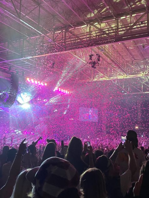 Mgk Concert Aesthetic, Concert Pink Aesthetic, Pink Popstar Aesthetic, Pink Concert Aesthetic, Pink Rockstar Aesthetic, Mainstream Aesthetic, Pop Star Aesthetic, Popstar Aesthetic, Poppy Aesthetic