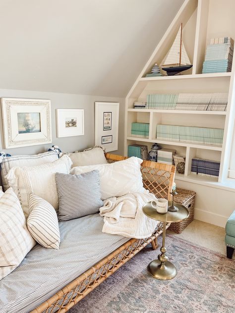 Beachy Daybed, Day Bed Ideas Living Room, Room With Daybed, Daybed Guest Room, Charleston Bedroom, Daybed Styles, Daybed Bedroom, Guest Beds, Living Room Nook