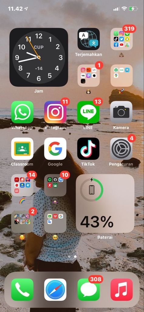 aesthetic ios14 home iphone aplikasi What Is On My Iphone, Iphone Icons Organize, Iphone Icons Organize Aesthetic, Organize Aesthetic, Organize Apps On Iphone, Home Iphone, Whats On My Iphone, Organize Phone Apps, Organize Ideas