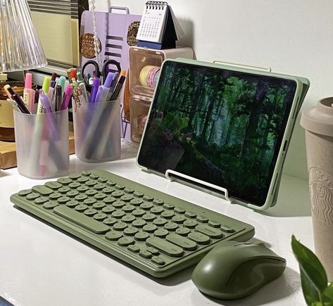 I Pad Keyboard Aesthetic, Keyboard Laptop Aesthetic, Groovy Room, Muji Pens, Ipad Features, Rose Iphone Case, Ipad Essentials, Medical School Life, Creative Iphone Case