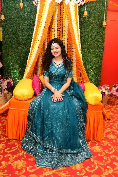 Chahun Mai Ya Naa Singer Palak Muchhal Looks Pretty At Her Mehendi Ceremony Palak Muchhal Photos, Palak Muchhal, Smriti Mandhana, Mehendi Ceremony, Green Lehenga, Indian Wedding Photography, Model Photos, One Pic, How To Look Pretty