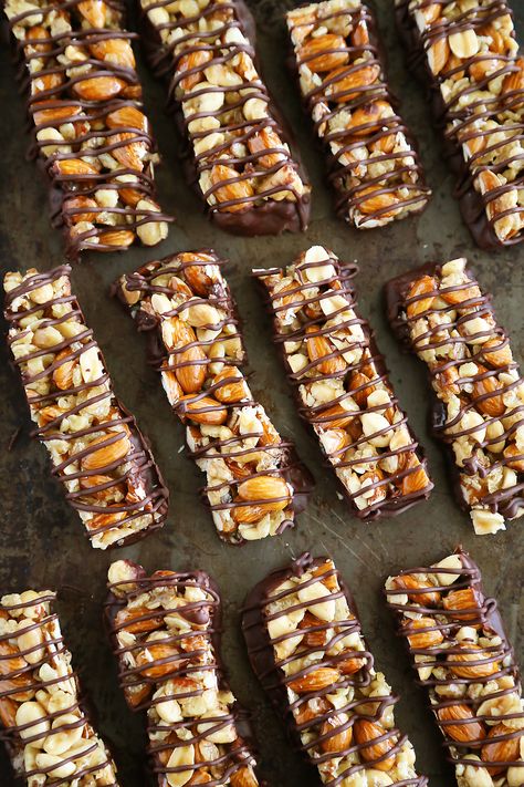 DIY Kind Bars: Dark Chocolate & Sea Salt Salted Nut Bars, Dark Chocolate Sea Salt, Kind Bars, Healthy Bars, Granola Bar, Granola Recipes, Pretzels, Healthy Treats, Pavlova