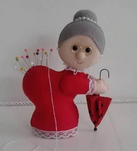 Diy Sewing Gifts, Pin Cushions Patterns, Fabric Christmas Ornaments, Sewing Dolls, Pin Cushion, Sewing Gifts, Doll Crafts, Sewing Accessories, Felting Projects