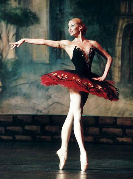 Interesting article--- Living notes from NYC: Live your dream: Anastasia Volochkova, the "fat" ballerina Russian Ballet, Tari Balet, Penari Balet, Tutu Ballet, Ballet Pictures, Ballet Beauty, Ballet Poses, Bolshoi Ballet, Ballet Inspiration