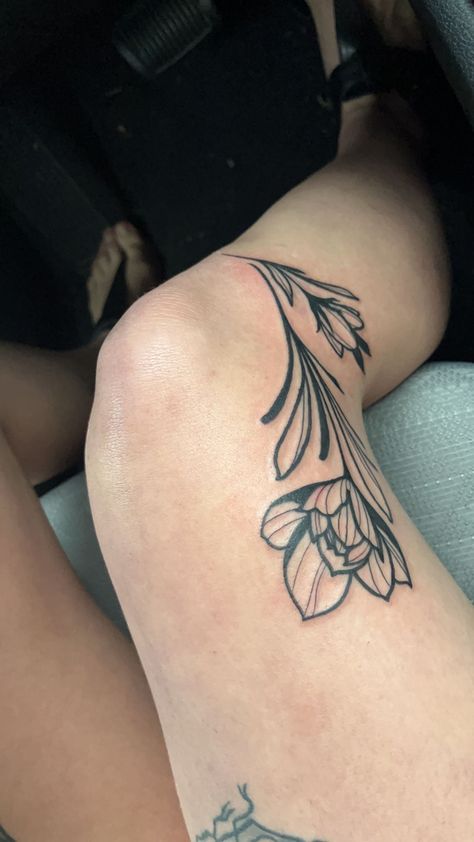 Thick Lined Flower Tattoo, Knee Banger Tattoo, Flower Tattoo Leg Woman, No Rain No Flowers Tattoo Above Knee, Knee Outline Tattoo, Calf Sleeve Tattoo Women, Black Leaf Tattoo Cover Up, Knee Fold Tattoo, Back Tattoos Plus Size Women