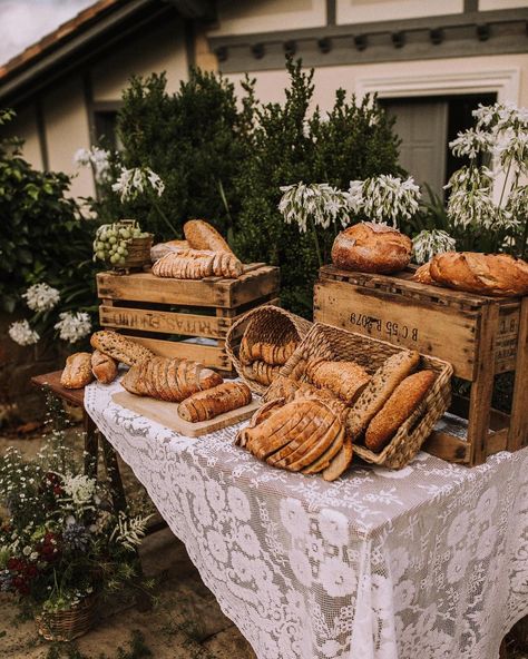 Bread Table Display, Bread Bar Wedding, Bread Station, Wine Table Decor, Graze Boards, Buffet Theme, Bread Table, Buffet Stations, Bread Display