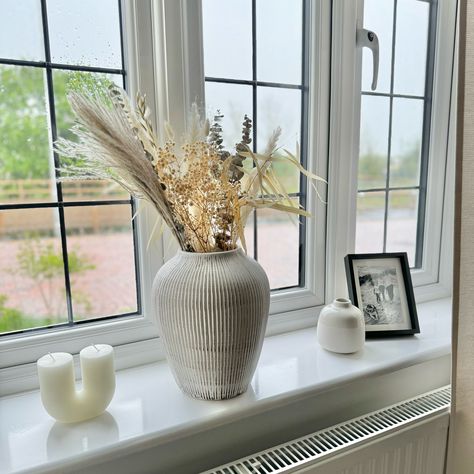 Lounge Window Sill Ideas, How To Style Window Sills, Styling A Windowsill, Bedroom Window Sill Decor Ideas, Window Sill Ideas Decoration Living Room, Living Room Window Sill Decor, Large Window Sill Decor, Small Window Sill Decor, Windowsill Decor Ideas